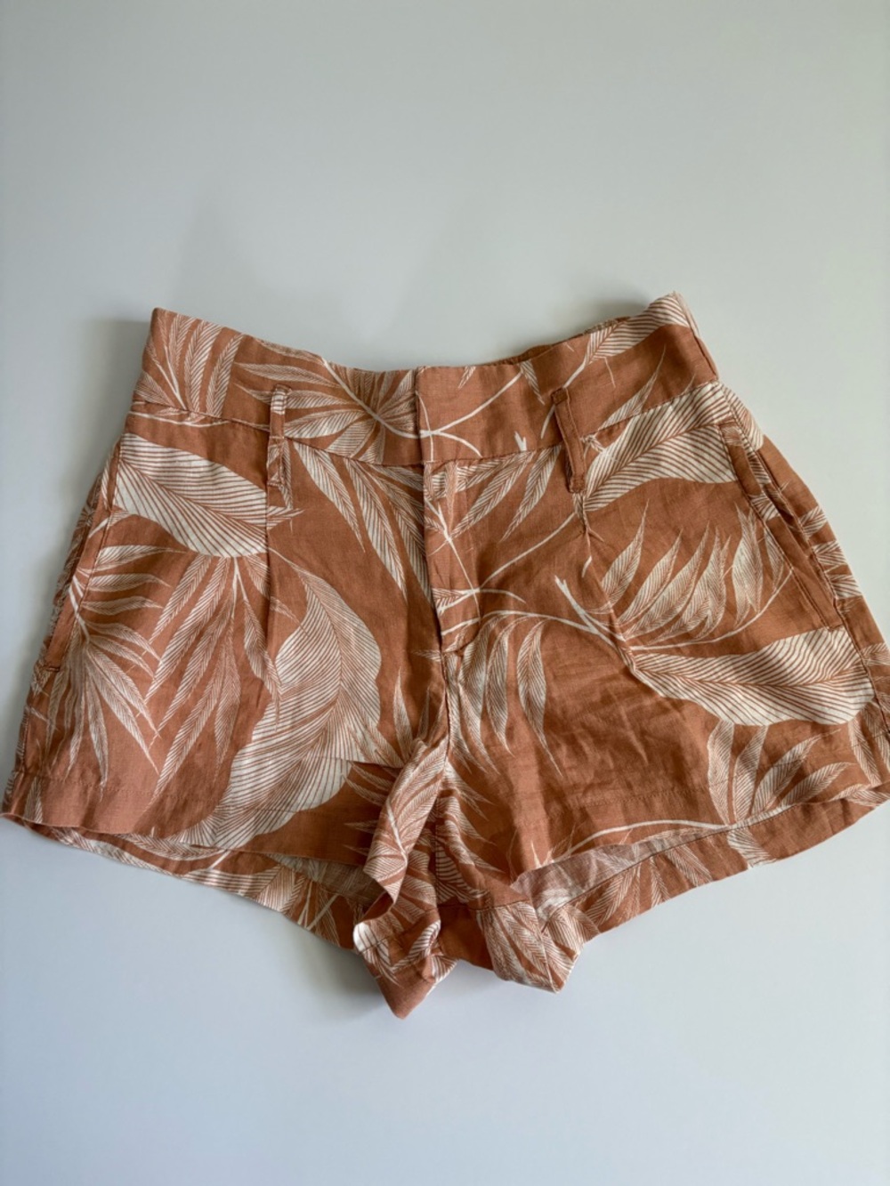 Tahari Tropical Palm Leaf Print Shorts High-Rise Waist Front Pleats 100% Linen